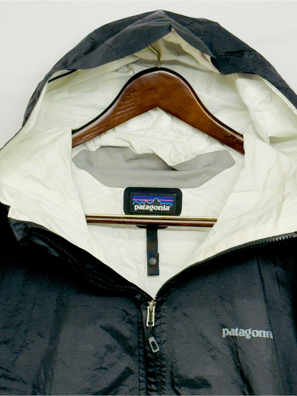 Patagonia / SMIRNOFF Torrentshell mens XL black full zip hodded wind breaker
